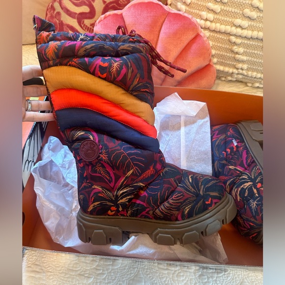 FARM RIO Sunset Forest Tall Puffy Boot 8.5 - New in box! - Picture 3 of 6